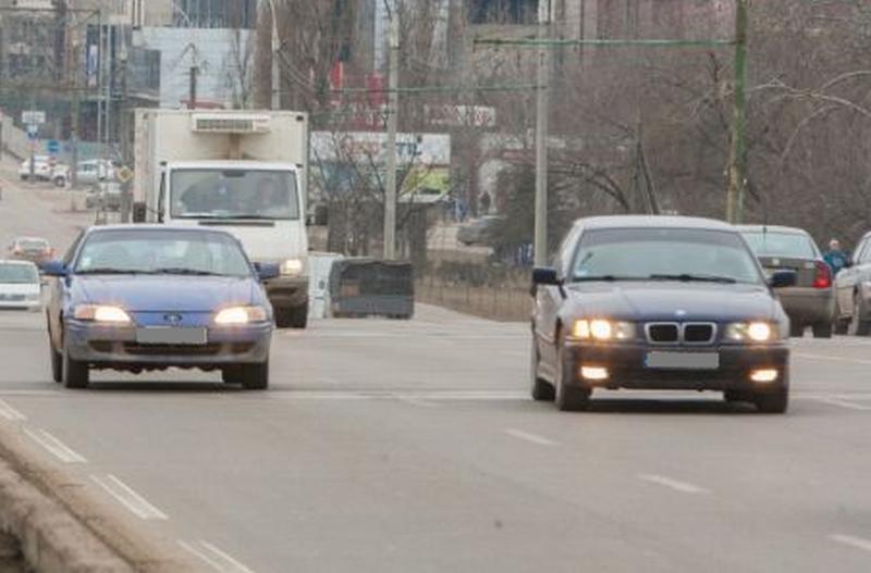 O nouă OBLIGAȚIE pentru șoferi – folosirea luminilor de întâlnire pe timpul zilei şi pe drumurile naţionale. Proiect legislativ