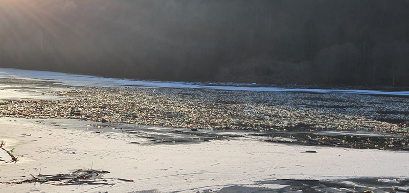 FOTO: Marea groapă de gunoi a Apusenilor de la Barajul Mihoiești. Inundațiile au adunat în lac gunoaiele de pe Valea Arieșului