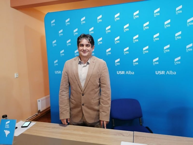 Au început noile sondaje ”din ușă în ușă”, la Alba Iulia. Gabriel Pleșa este măsurat în calitate de candidat al USR la primărie