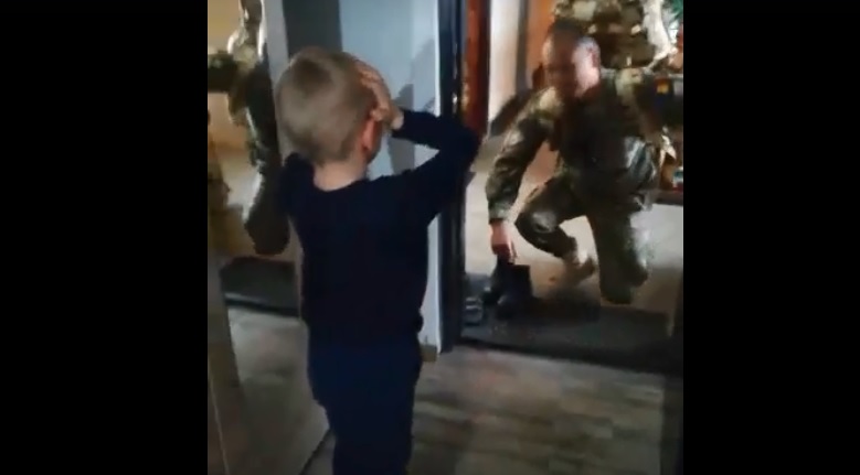 VIDEO: Întâlnirea emoționantă dintre un militar român întors din Afganistan și fiul său. Surpriză pentru Luca