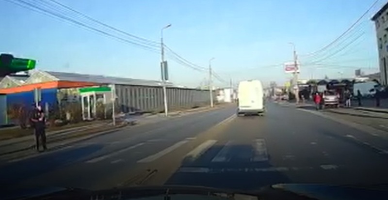 VIDEO ȘTIREA TA: Pieton, la un pas de a fi lovit de un BMW pe o trecere de pietoni la Alba Iulia