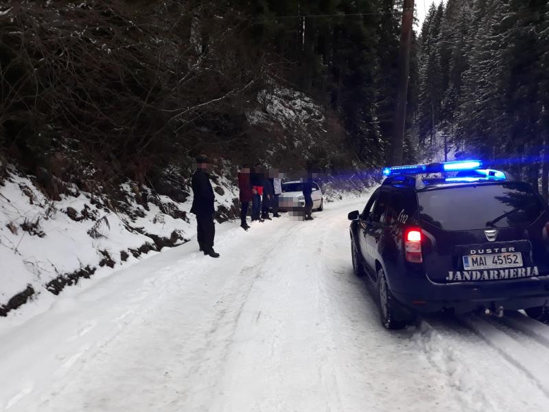FOTO/ VIDEO: Trei tineri blocați cu mașina pe un drum forestier, recuperați de jandarmi. Mergeau spre Domeniul Schiabil Șureanu