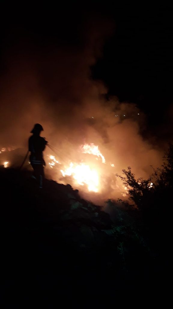 INCENDIU de vegetație uscată, la Sebeș. Pompierii intervin cu o autospecială