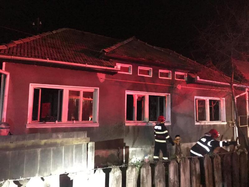FOTO/UPDATE: Două persoane scoase dintr-o casă în flăcări de pompieri aflați în timpul liber, la Zlatna