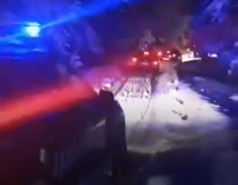 VIDEO: 16 turiști, rămași blocați cu trei mașini în zăpadă, în Munții Șureanu, salvați de jandarmi și Salvamont Alba