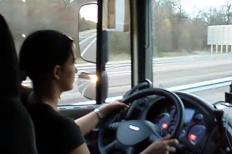 Peste 15 mii de femei din România conduc TIR-uri, autobuze sau chiar tractoare forestiere. Avem peste 2,6 milioane de șoferițe