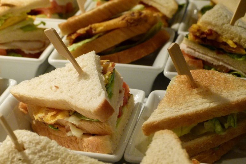 InfoCons: Câte E-uri conține un sandviș cu margarină, pâine și pate. Ce sunt aditivii alimentari și la ce sunt buni