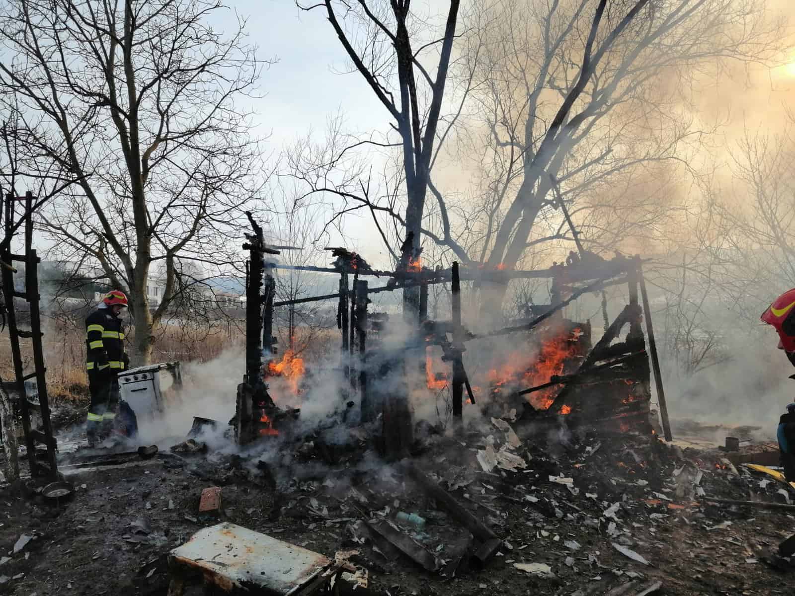 VIDEO Bărbat ARS la față după ce locuința IMPROVIZARTĂ în care stătea