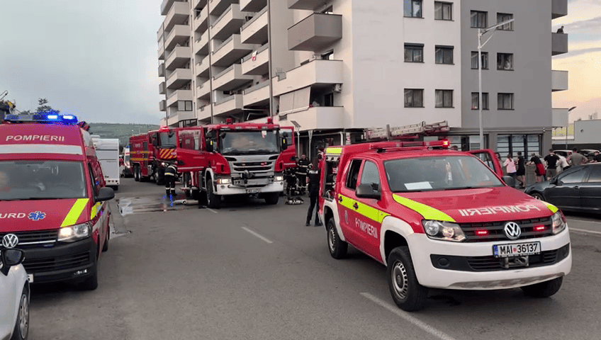 VIDEO UPDATE Zeci de persoane evacuate după ce o mașină a luat FOC