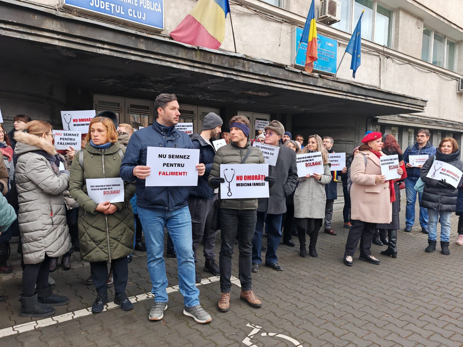 Video Foto Medicii De Familie Protest N Fa A Casei De Asigur Ri De