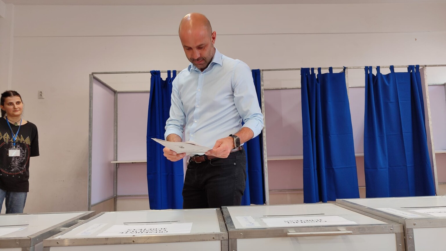 FOTO Sabin Sărmaș candidat la Primăria Cluj Napoca a votat pentru