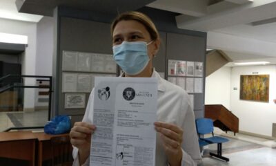 Dr. Violeta Briciu, director medical la Spitalul Clinic de Boli Infecțioase Cluj-Napoca, prezintă certificatul de vaccinare