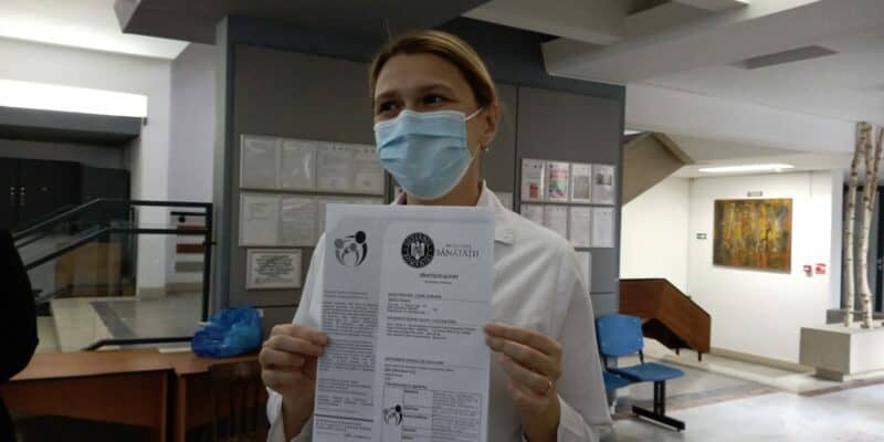 Dr. Violeta Briciu, director medical la Spitalul Clinic de Boli Infecțioase Cluj-Napoca, prezintă certificatul de vaccinare
