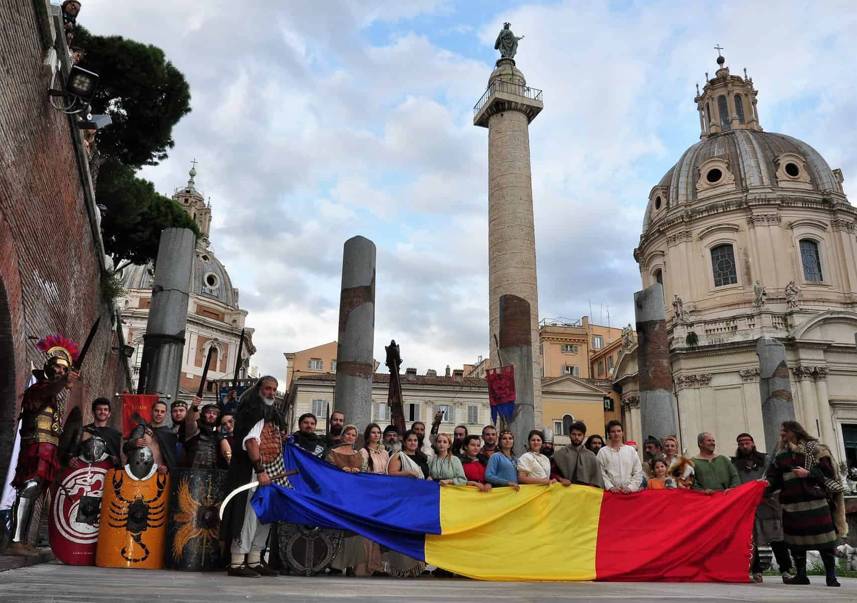 TRICOLOR românesc, DACI şi ROMANI clujeni la Columna lui 1908 ani de la inaugurarea edificiului Roma