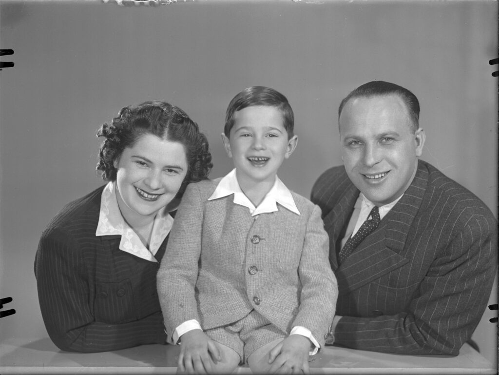 3 familia neumann zoltán, atelier „foto sárdi” (sárdi elemér), cluj,1942