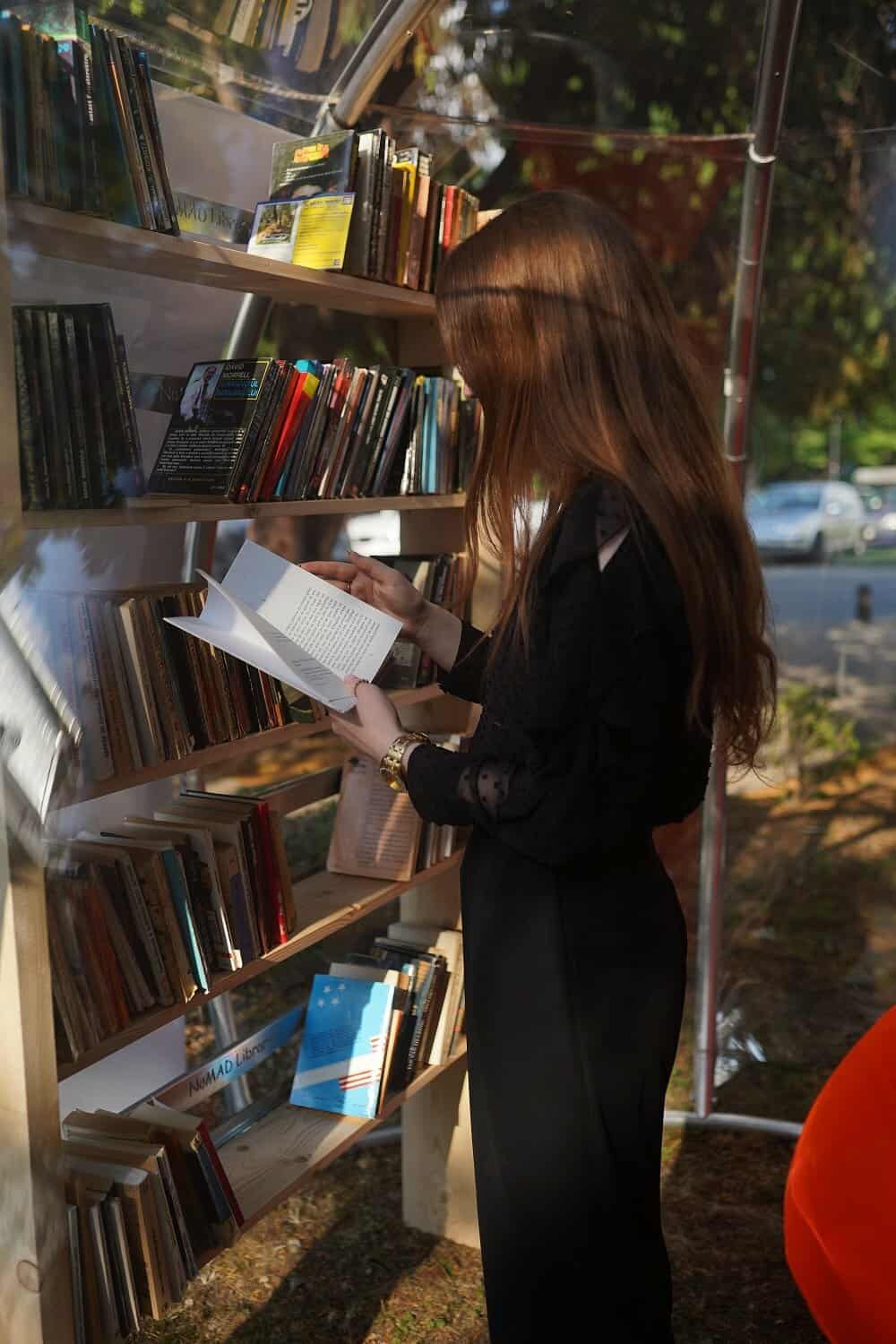 harassment Faithfully talent FOTO. Iubitorii de natură au parte și de carte. Bibliotecă mobilă de tip  IGLOO, amplasată în Cheile Turzii - Cluj24.ro