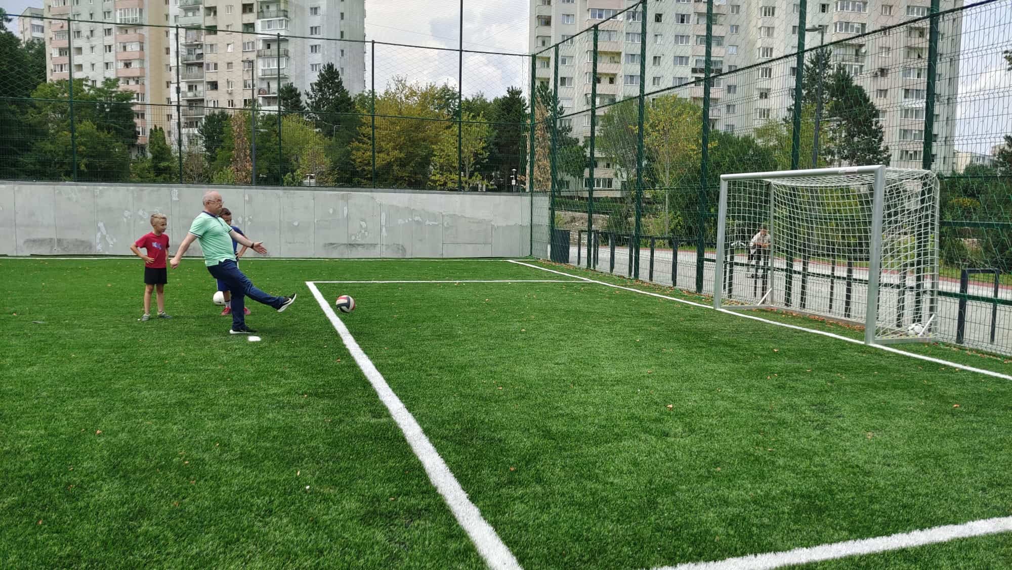 dispatch anywhere Moral education VIDEO. FOTO. Emil Boc a făcut MIȘCARE în baza sportivă La Terenuri. A jucat  fotbal, dar și TENIS cu racheta Simonei Halep - Cluj24.ro