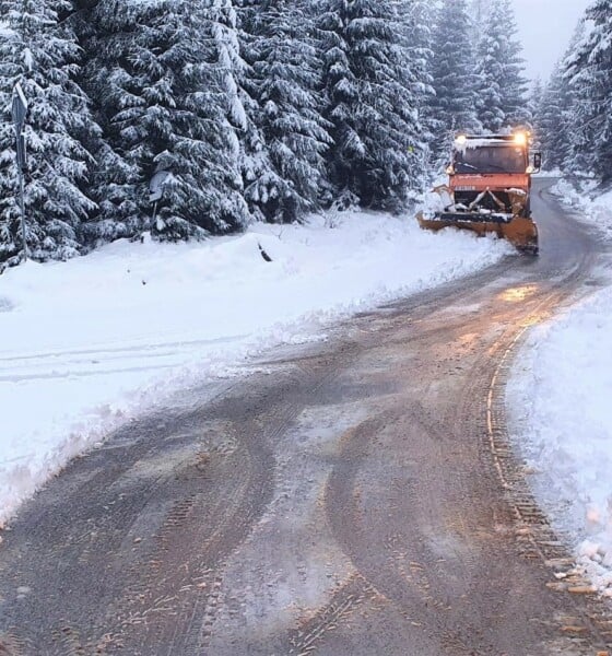 Drumarii au scos utilajele de deszăpezire