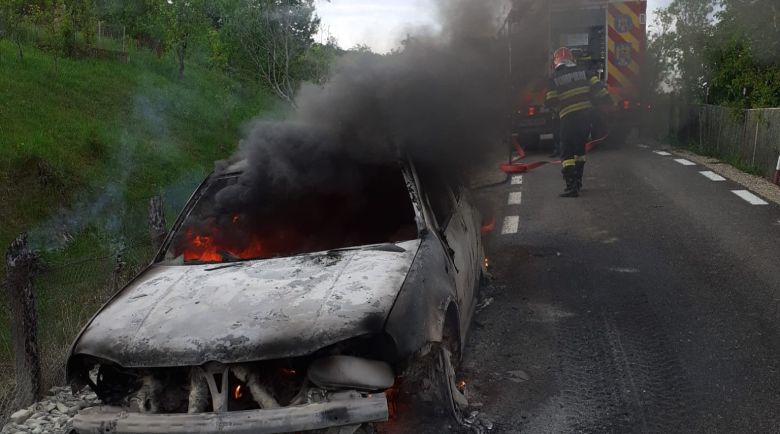 Mașină arsă la Sânmărtin în Cluj