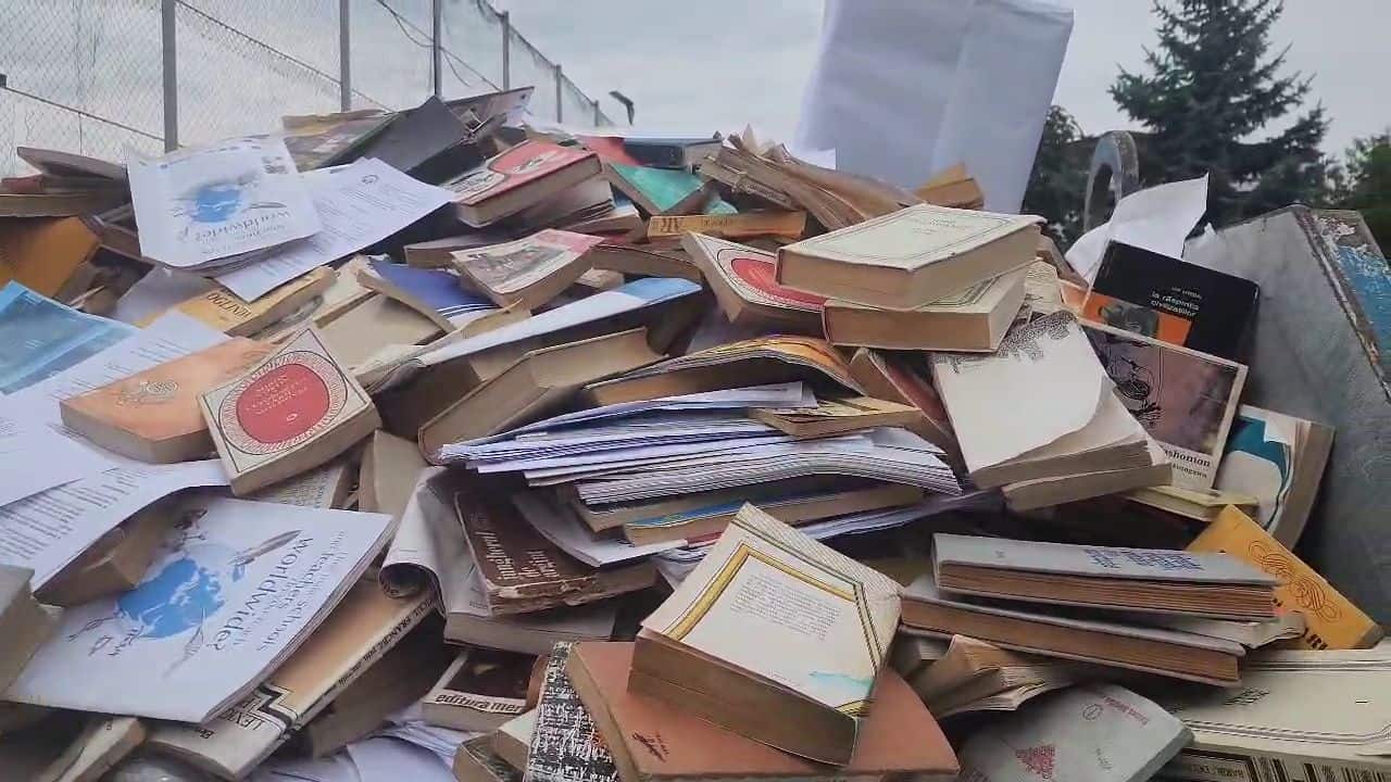 Cărâi vechi aruncate școala Cluj
