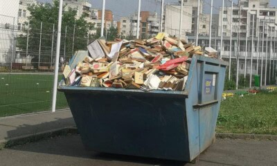 Cărți aruncate la gunoi la o școală din Cluj