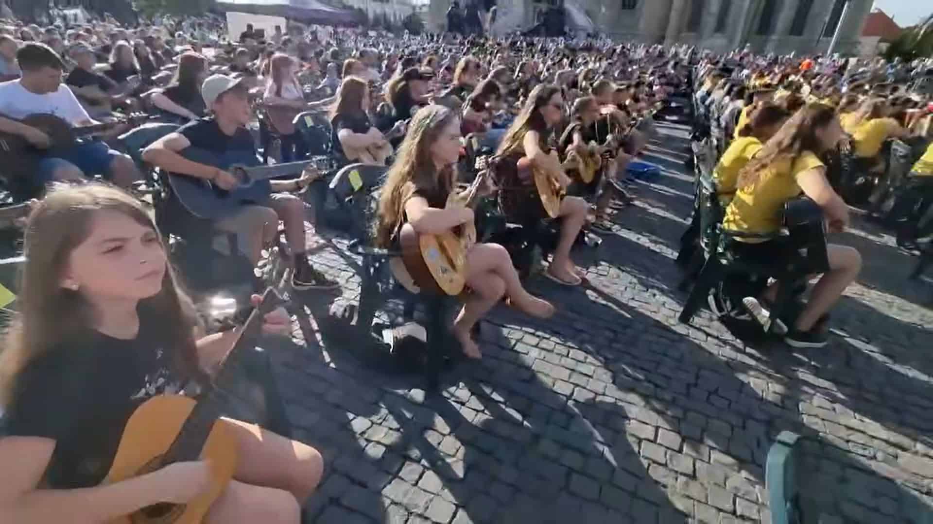 Sute de chitariști au cântat în centrul Clujului