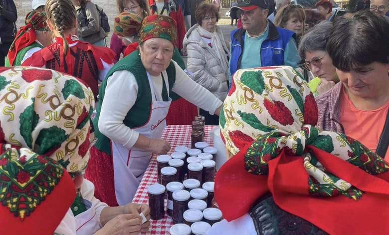 Festivalul măceșelor la Sâncraiu